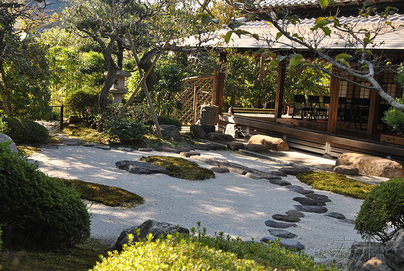 чайный павильон в саду Дзёмё-дзи