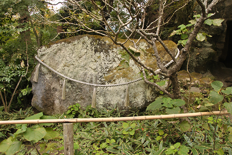 священный камень ивакура, сад храма Мэйгэцу-ин