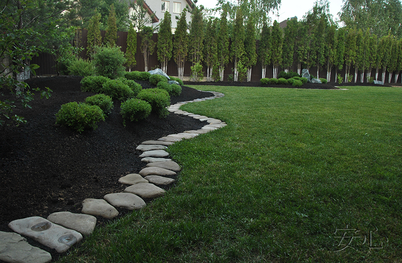 Garden with large lawn