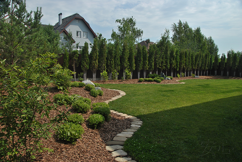 Garden with large lawn