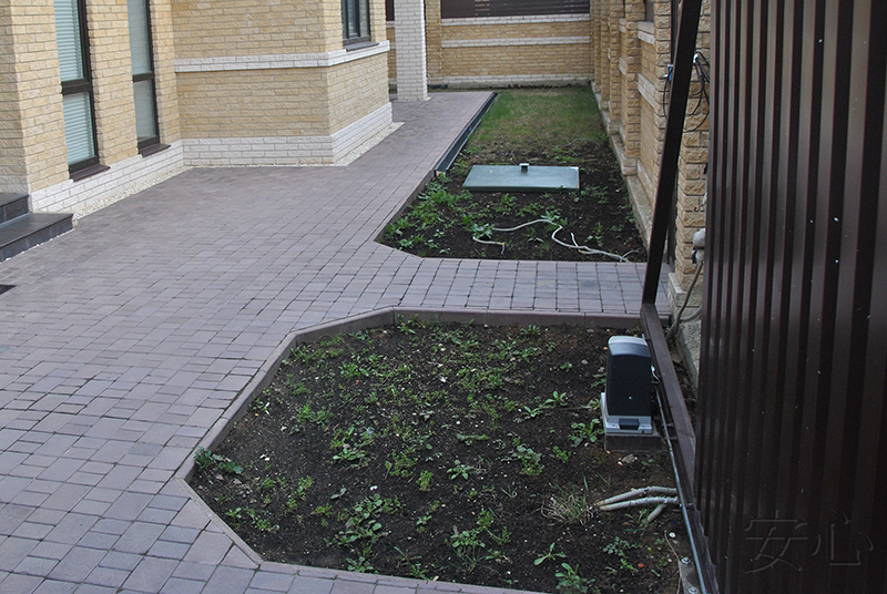 Garden with large lawn