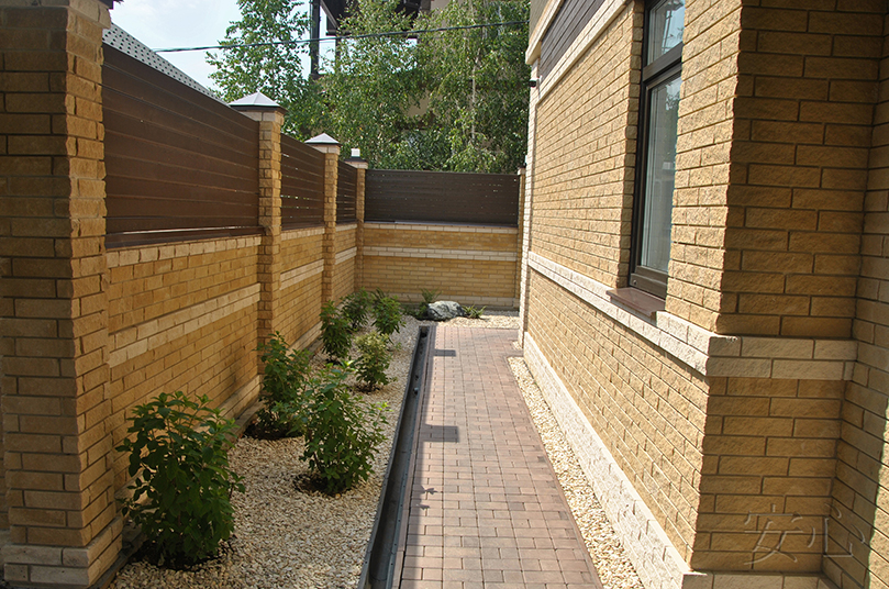 Garden with large lawn