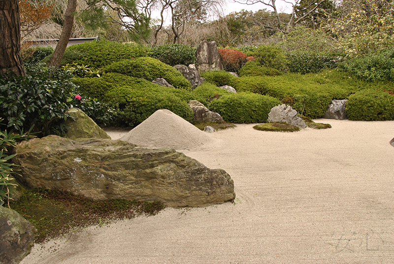 The gardens of Meigetsu-in Temple