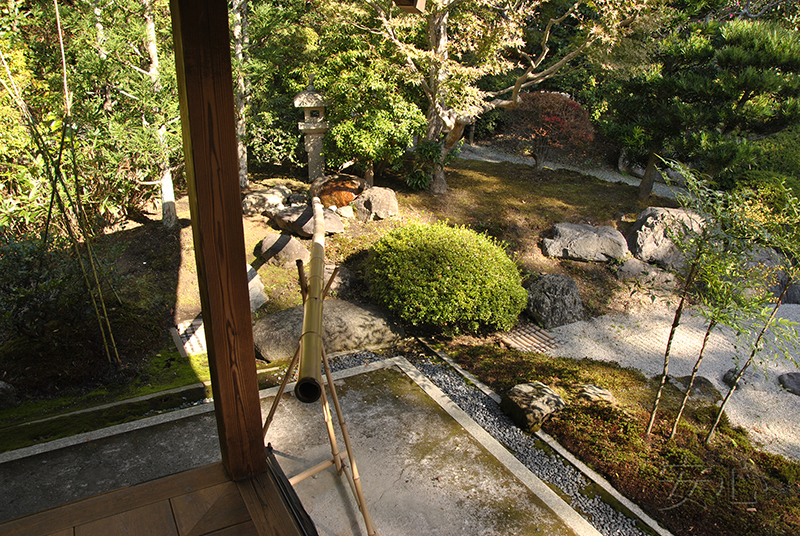 suikinkutsu in Japanese garden