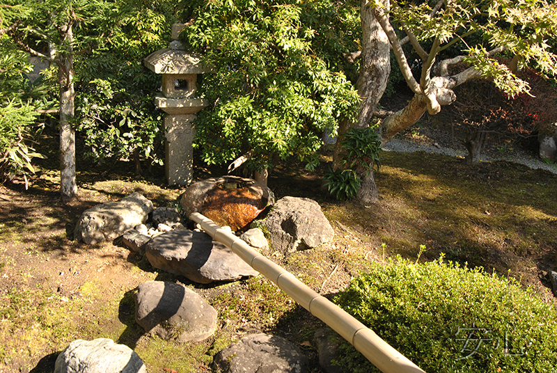 suikinkutsu in Japanese garden